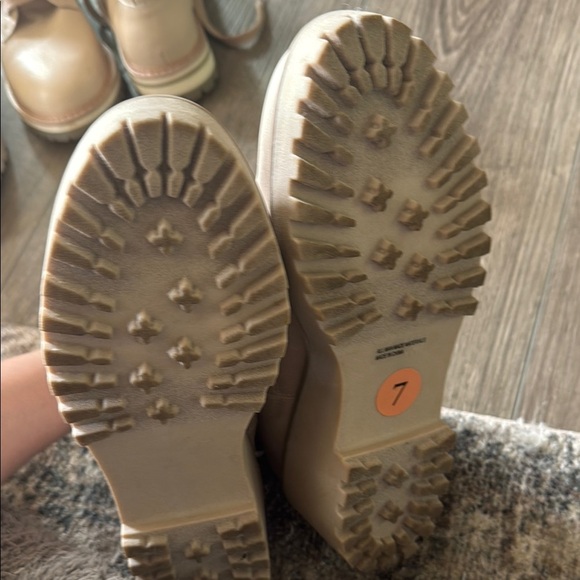 Dolce Vita Tan Ankle Booties with Elastic Panels and Chunky Sole size 7 - Picture 4 of 4